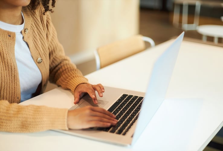 Kirjanpitäjä tietokoneen äärellä