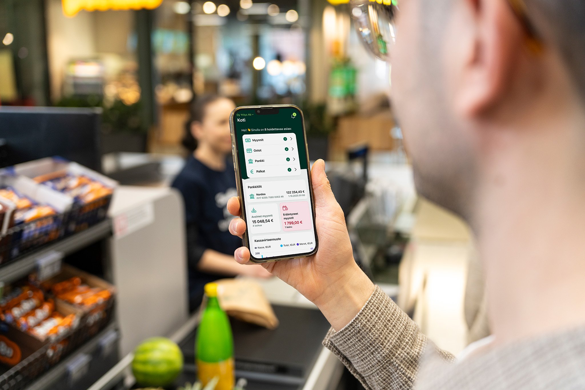 Yrittäjä käyttää Fennoa Mobiilia kaupassa