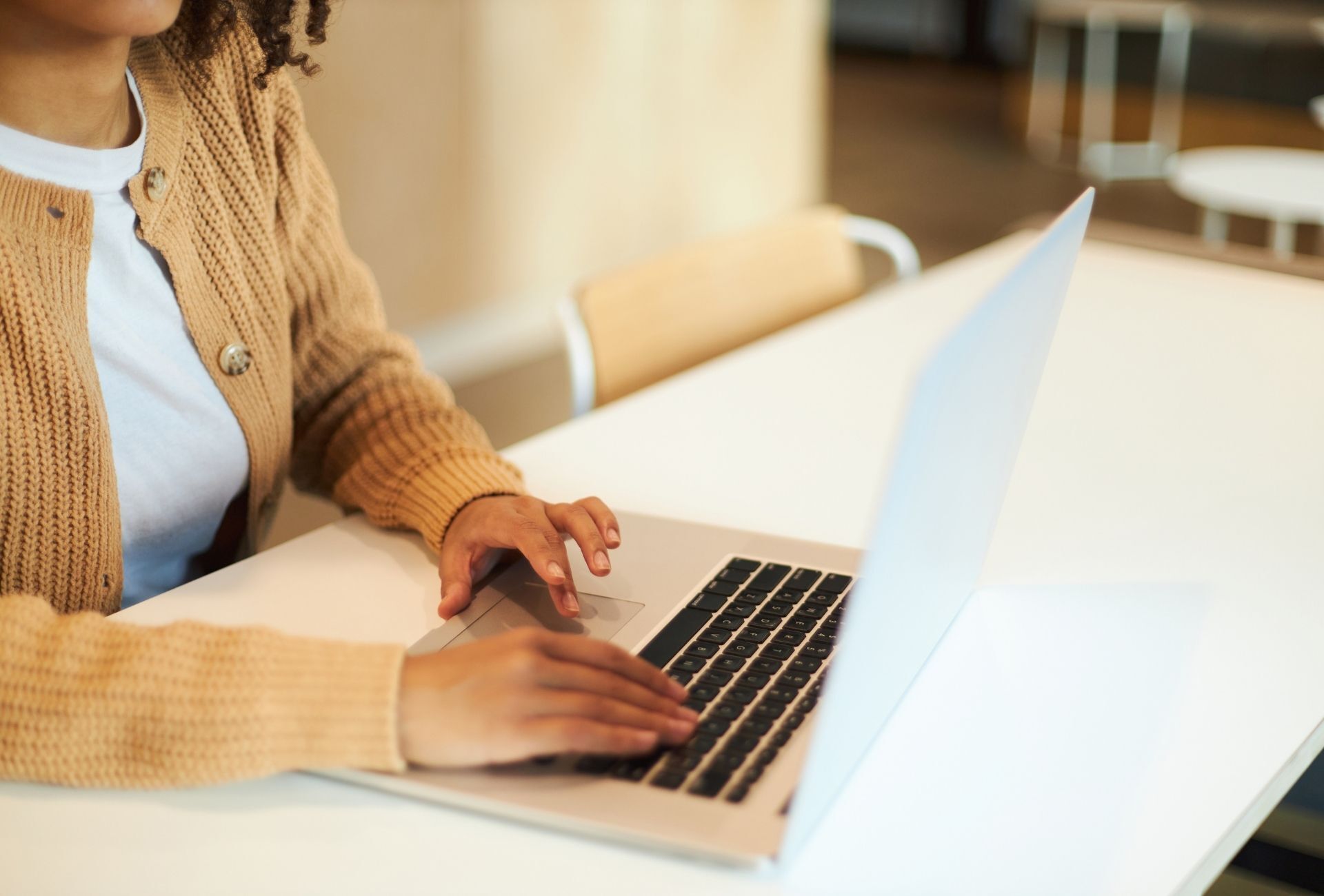 Kirjanpitäjä tietokoneen äärellä