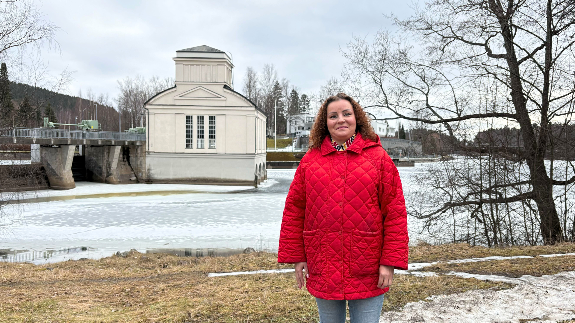 Tilitoimisto Virran yrittäjä Hilkka Virtanen punaisessa takissa